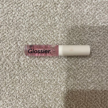 アメリカの大人気ブランドの Glossier のリップグロスです。

リップグロスのブラシの形状がとても良くて塗りやすいです。

塗った直後はベタベタしますが少し乾けば問題ないです。

あと色もナチュラ