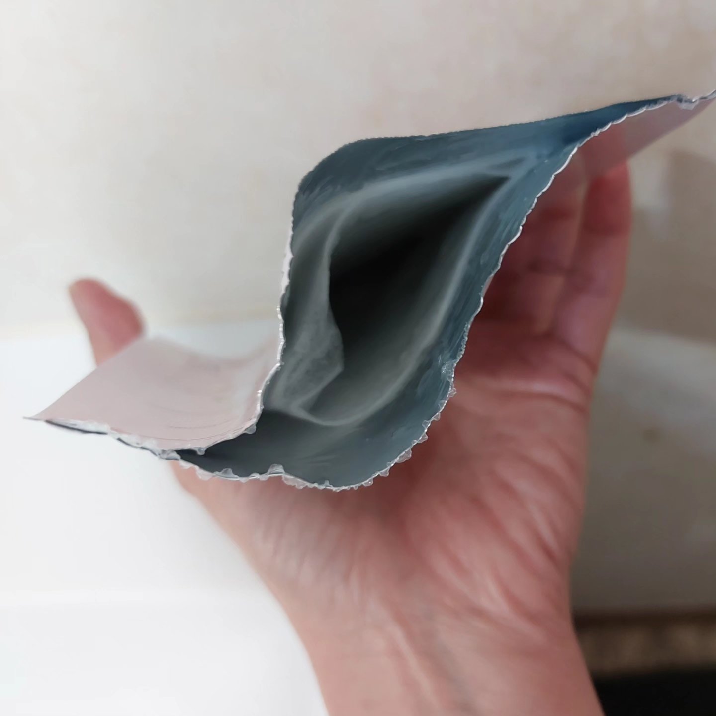 APLIN ピンクティーツリーマスクパックのクチコミ「化粧水の後に使用です。

薄手でぷるぷるのマスクにはたっぷりの美容液。
ぴたっとフィットしてく.....」（2枚目）