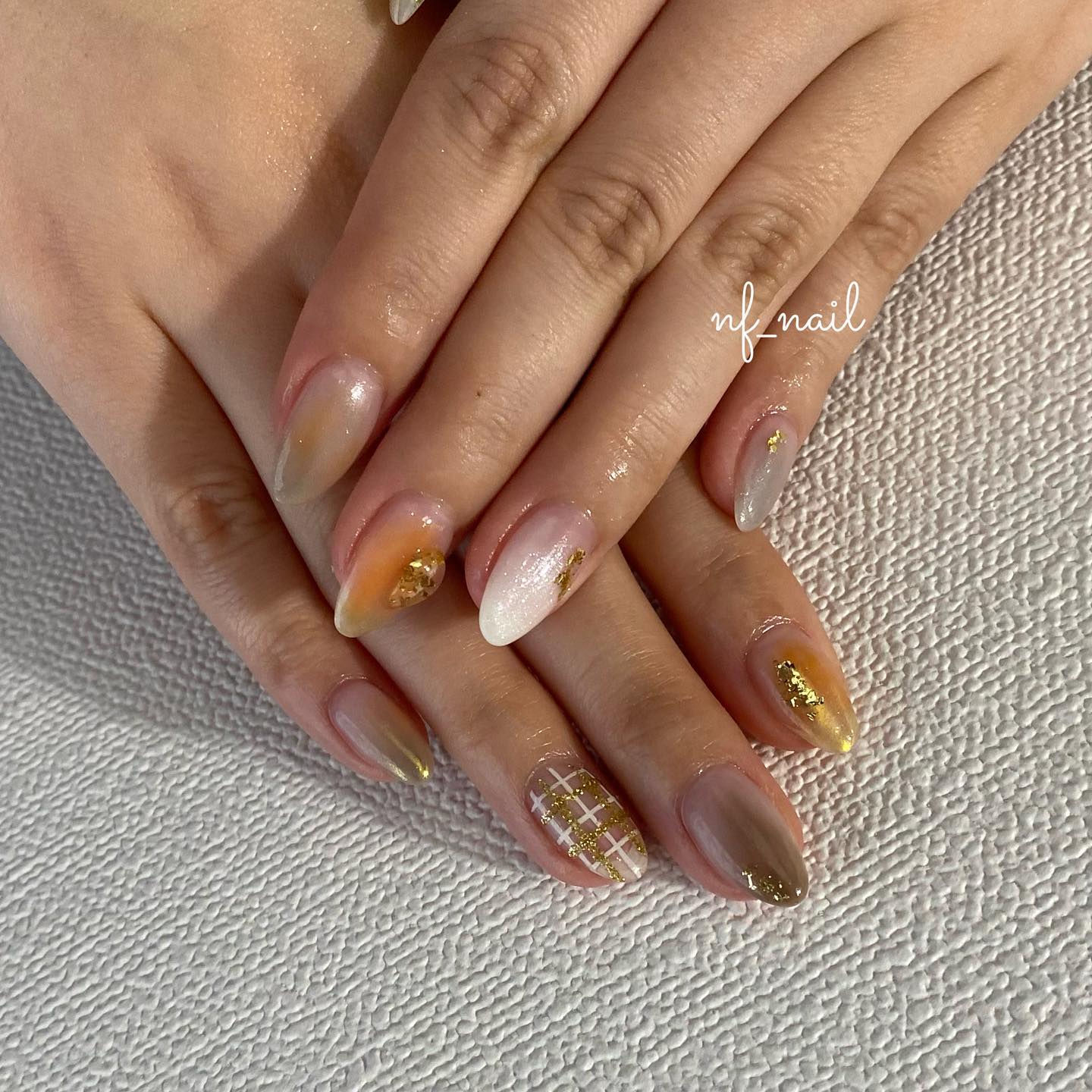#ネイル,#ジェルネイル,#ニュアンスネイル,#キラキラネイル,#秋ネイル,#秋色ネイル,#秋カラーネイル,#チェックネイル,#チェック柄ネイル,#ブラウンネイル,#グレージュネイル,#白グラデーションネイル,#ぬりかけネイルのネイルデザイン