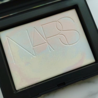 ライトリフレクティング プリズマティックパウダー MOONWAVE/NARS/プレストパウダーを使ったクチコミ（2枚目）