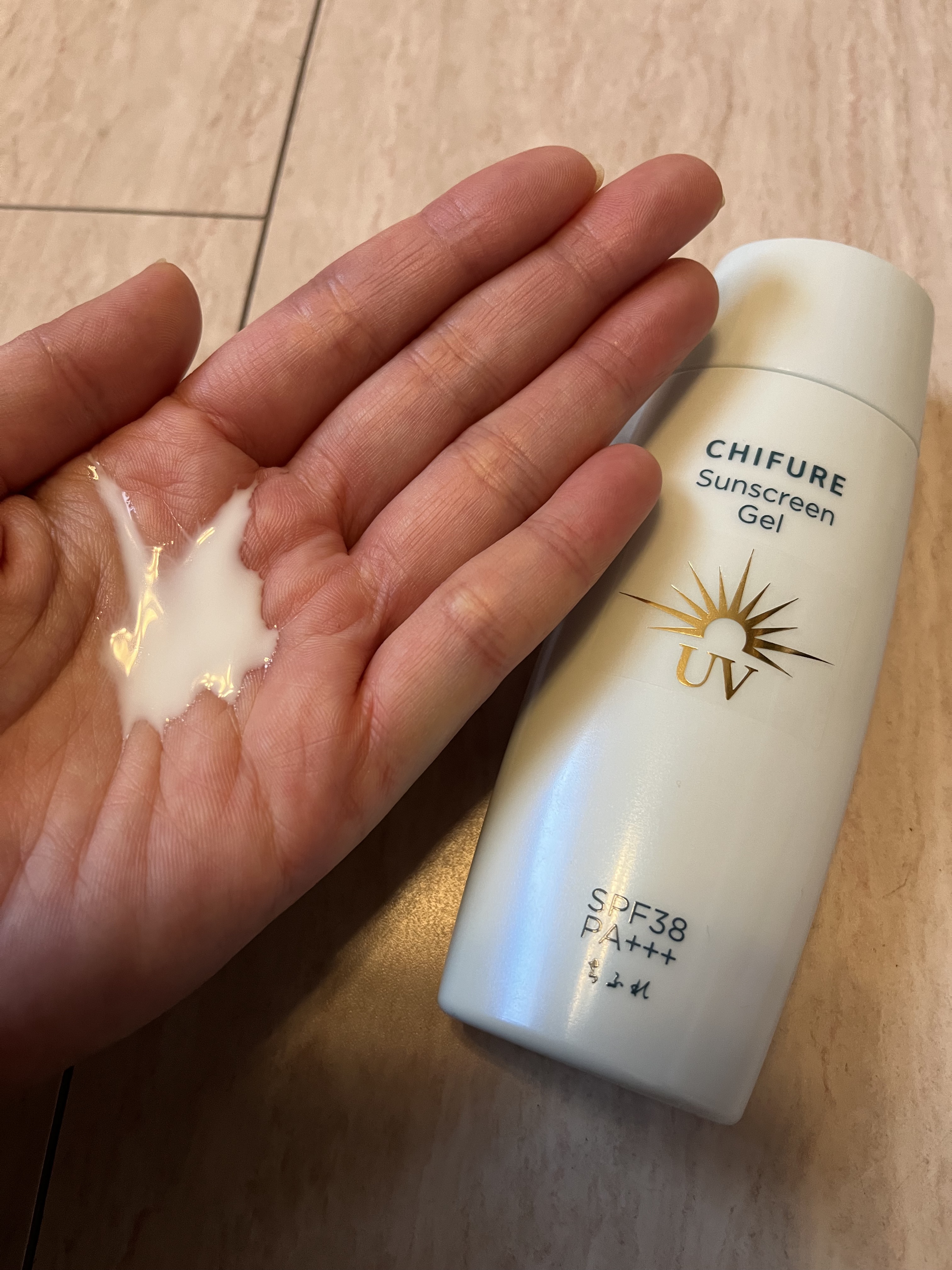  ちふれ日やけ止め ジェル UV

LIPSで購入してよかったもの☺︎

無香料無着色で使いやすい！

持ち運びにも便利なサイズ感！

みずみずしいジェルで伸びも良いし白浮きもしないからささっと使えて良い感じ😙

まとめ買いしたからしばら