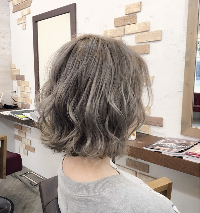 ホワイトアッシュの髪色