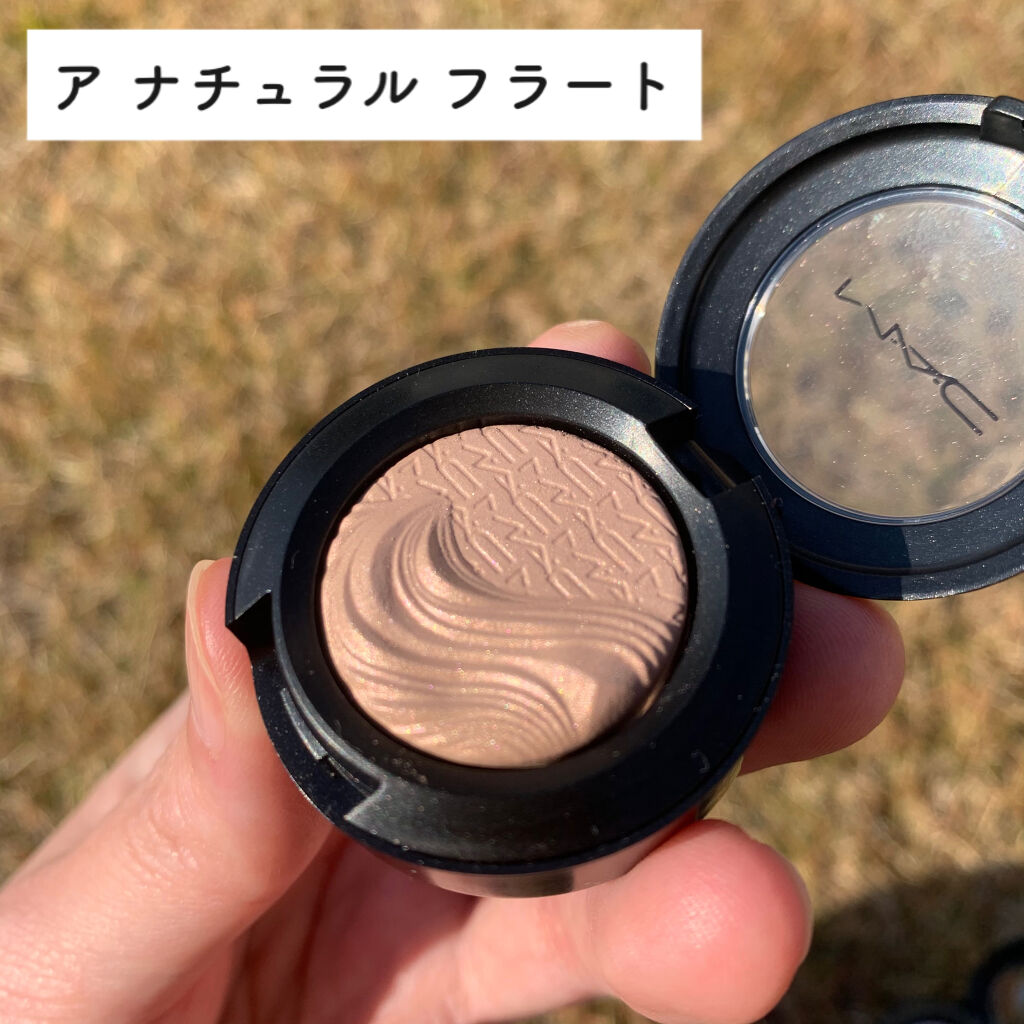 エクストラ ディメンション アイシャドウ ア ナチュラル フラート/M・A・C/単色アイシャドウを使ったクチコミ（2枚目）