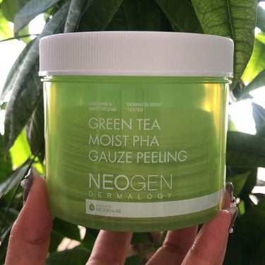 NEOGEN 
GREEN TEA MOIST PHA GAUZE PEELING🌱

週2〜3回の角質ケア🌱
使ってビックリ肌のキメが整って肌もツルツルになる🥰

①ガーゼ面で拭き取り
🔻
