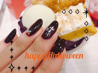 happyHalloween！
クロミ様のお誕生日なのでピューロランドでのお写真です！ハロウィンメニューのアラモードすっごい美味しかったです😋

表はキャンメイクのディープアメジストを3度塗りしてネイル