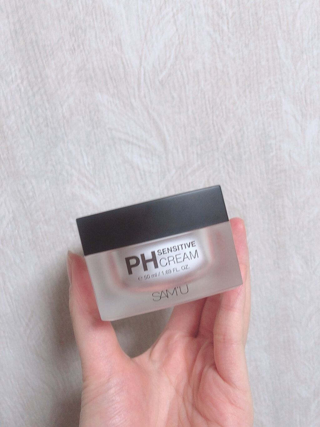 SAM'U   pH sensitive cream

田中みな実さんが使っていたと聞いて、Qoo10で買いました！

クリームですが重た過ぎず、伸びは良い方だと思います。匂いは、石鹸みたいな？シャンプーみたいなお花っぽい匂いがします！私の