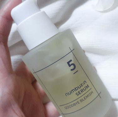 numbuzin
5番 朝晩ビタミン75％セラム (No. 5 Goodbye Blemish Serum)


ナンバーズイン、5番 朝晩ビタミン75％セラム使ってみました!

朝晩使えるマイルドな使用感のビタミンセラムです。


-- good point --

ジェルタイプでさらっとしてて使い心地がいい◎
伸びがよくベタつかないから朝にも使いやすい◎

ふわっと香る柑橘系の香りも良かった◎


シミ、くすみ、ニキビ跡などが気になる人におすすめセラムです👀

とても軽い使用感のセラムなので重めの美容液は苦手って人にもこちらのセラム、使ってみてほしい◎の画像 その1