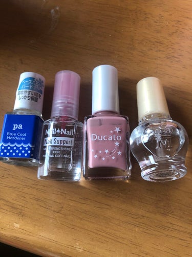 久しぶりのネイル💅🏼

やわやわの爪を補強するために久しぶりにネイルをしました！
補強しないで保湿だけしてたのですがストレスのせいで爪を噛んだり乾燥で爪先割れてしまったり😭

使用したもの↓
画像左から