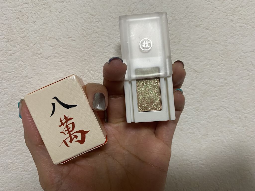 
和粧 麻雀アイシャドウ
八萬オーロラグリーン


これはもうほんとにパケ買いでした！
めちゃくちゃかわいいです！！！！

ただ結構薄づき！
普段高発色系のアイシャドウが多いから
初めはちょっとイマイチかなーと思ったけど
まぶた全体にベース