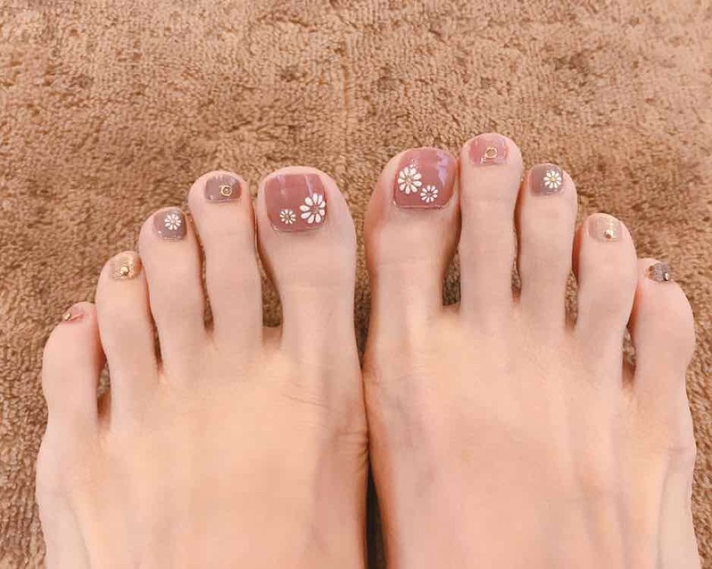 ウィンマックス ラブエンゼルネイルカラー Daisoを使った口コミ 今日はペディキュアを ダイソーのお花シール By ゆいとママ Lips