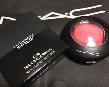 MACのミネラライズブラッシュのデインティというカラー✨
かわいいコーラル系のカラーで、つけると肌に透明感が出て、顔色を明るくしてくれます。
ブラシでふわっとのせると柔らかい印象になるのでおすすめです。