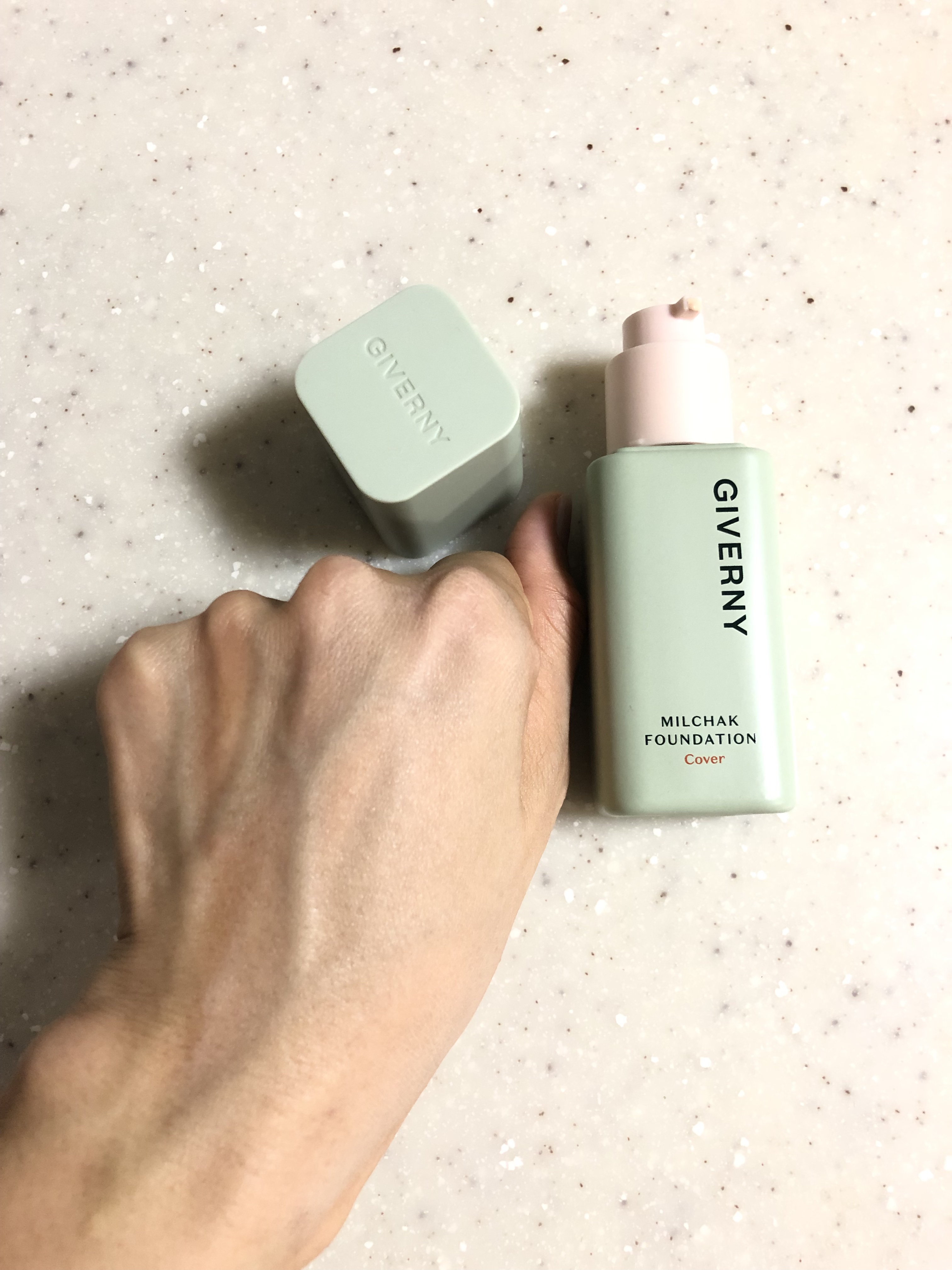 ジヴェルニー 密着カバーファンデーション 22NW ナチュラルベージュ/GIVERNY/リキッドファンデーションを使ったクチコミ（3枚目）