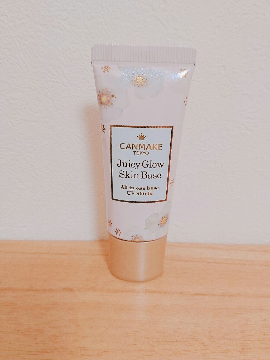キャンメイクのジューシーグロウスキンベース。
02 ピンクです。

きれいなピンク色のクリーム。
顔全体に使うのではなく、目の周りのくすみとばしとして使っています。

さすがにこれだけでクマなどは隠れませんが、くすみをとばすだけなら充分。
