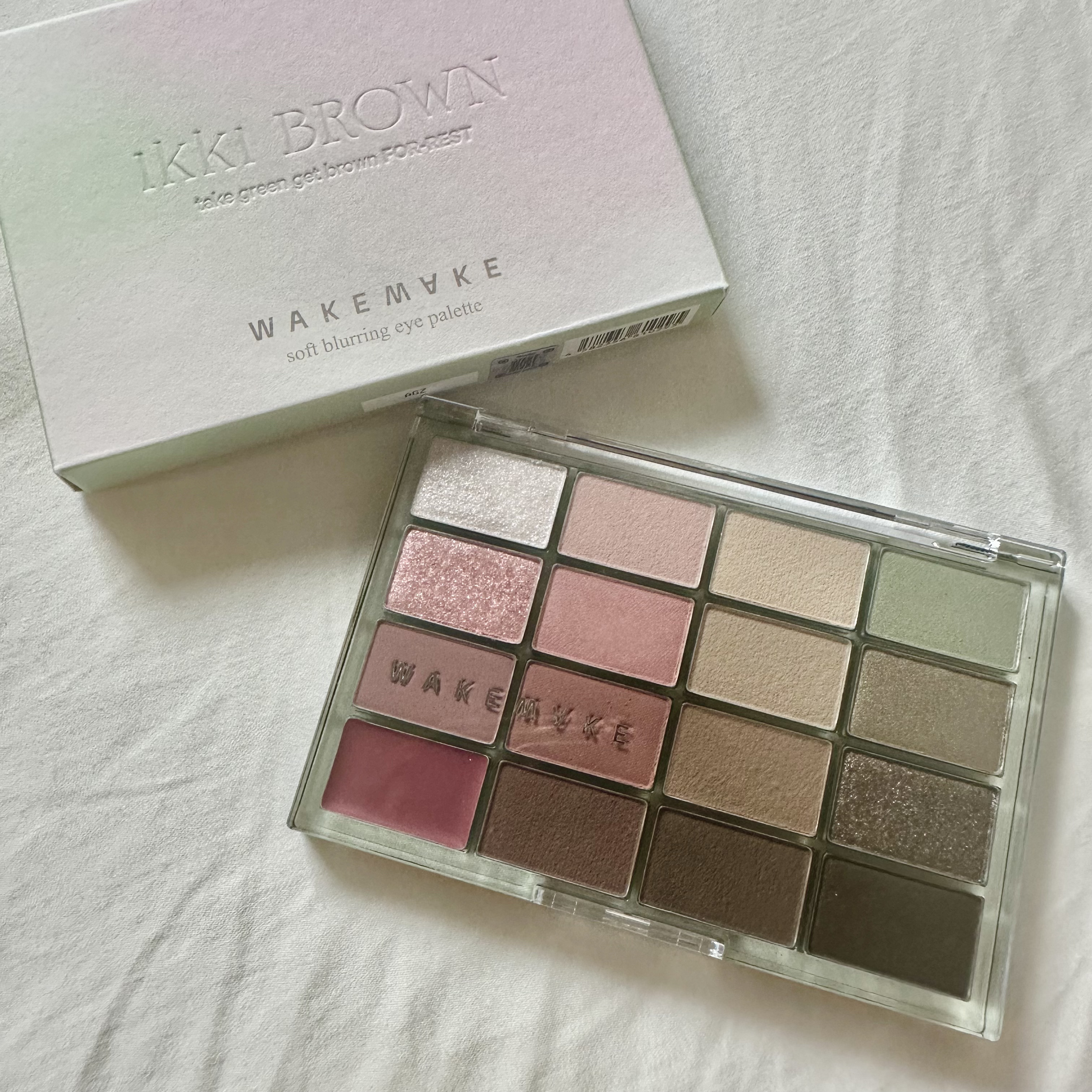 #WAKEMAKE
ソフトブラーリングアイパレット
21.フォールインフィグブラーリング

人気ヘアメイクアップアーティストGeorgeさん監修の秋の新作💚
綺麗なラメ、フワフワ質感のマット、リップ&チークに使えるバームなど、1つでマルチ