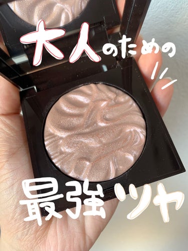 大人のツヤ仕込みハイライト😳❤️


✔️ローラ メルシエ ／ LAURA MERCIER
フェイスイルミネーター
04　ディボーション


粒子が細かく、サラッとしたテクスチャーです。

塗った時にラ