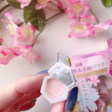 桜のパッケージになるとなぜか買いたくなります😂

限定さくらピーチの香り🌸🍑
パウダーも淡いピンク色でかわいい😍

さくらんぼのような香りで開けた時は強めに感じましたが、泡立てるとあまり気になりませんでした。

使用感は定番のものと変わらず、泡立ちもいいし洗い上がりがつるっとします。

コスメで春を感じるのっていいなと思いました😊


#スイサイ
#suisai
#洗顔パウダー
#酵素洗顔
#洗顔料
#ビューティークリアパウダーウォッシュN
#スキンケア
#限定コスメの画像 その1
