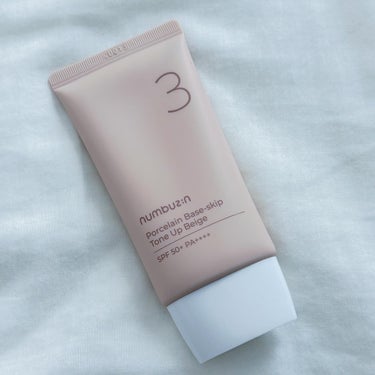 ...♡
.
ナンバーズイン(numbuzin)  
3番 ノーファンデ陶器肌トーンアップクリーム
50ml
SPF50+・PA++++

生まれつきのように自然な陶器肌！
厚いファンデの代わりに半透明なブラートーンアップで、生まれつき美肌のように演出できるUVケア兼用トーンアップクリーム。

こっくりとした濃密なテクスチャーで伸びが良く、スッと肌になじんでピタッと密着！
さらっとした軽い使用感だけど、潤いを感じる使い心地がお気に入りです^ ^

気になる部分には重ねづけすると◎！
重ねても厚塗り感を感じにくく、ムラにもなりにくいです^ ^
普段は日焼け止め代わりにこれだけで済ませる事が多いですが、しっかりメイクする時には仕上げにパフで軽くなじませ、気になる部分はコンシーラーを使ったり、パウダーで部分的にツヤを仕込ませたりしています^ ^

薄いベージュカラーで、気になる色ムラを自然にカバー！
指だけでも綺麗に仕上がるから忙しい朝にもぴったりです^ ^


#ナンバーズイン #numbuzin 
#ノーファンデ陶器肌トーンアップクリーム #日焼け止め #化粧下地 #プチプラ #プチプラコスメ #韓国 #韓国コスメ #美容 #美肌 #メイク #ナチュラルメイク #ファンデーション #ファンデ #コスメ好きさんと繋がりたい #スキンケア好きさんと繋がりたい #美容好きな人と繋がりたい の画像 その2