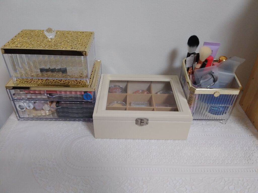 は な on LIPS 「金欠バイトしてない現役高校2年生(春から)のコスメ収納紹介です..」(1枚目)