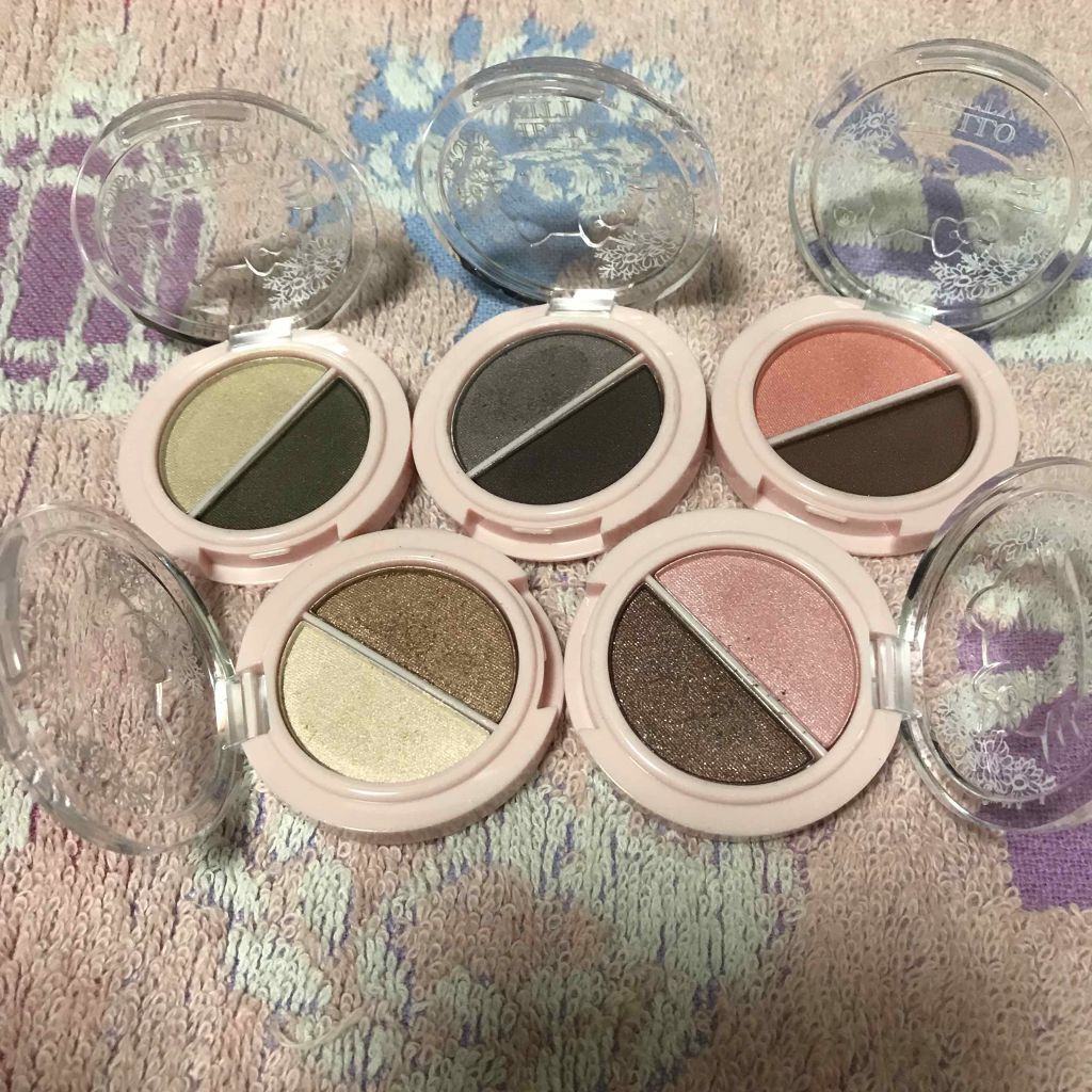 パウダーアイシャドウ ブルーミングキティ/DAISO/アイシャドウパレットを使ったクチコミ（2枚目）