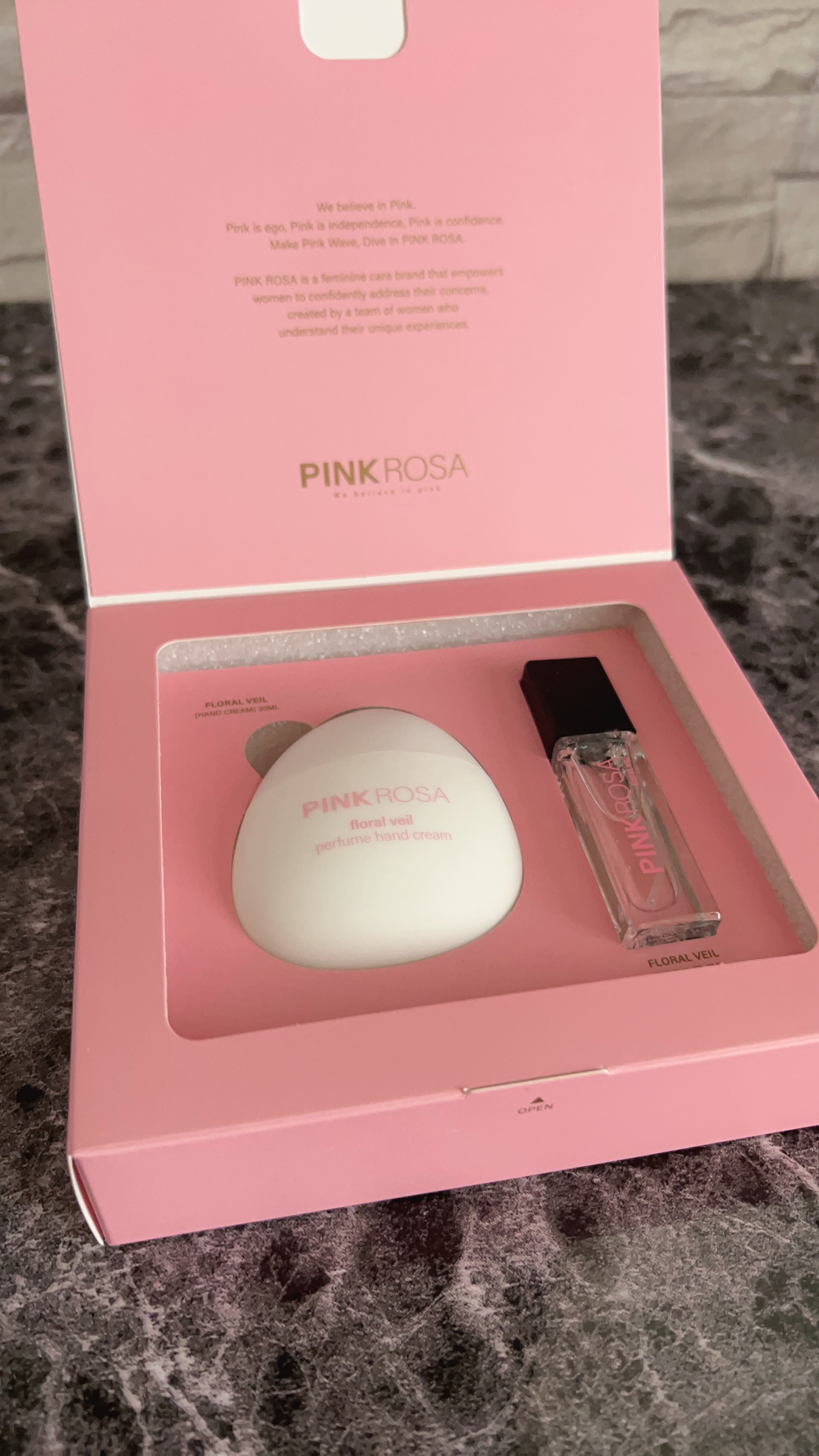パフューム＆フレグランスハンドクリームセット　フローラルヴェール/PINKROSA/その他キットセットを使ったクチコミ（1枚目）
