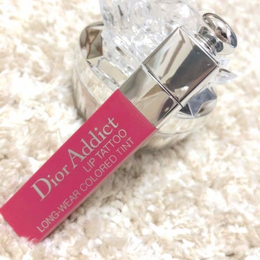 #dior 
『Dior Addict       LIP TATTOO』
761番  NATURAL CHERRY

噂のリップティントを試してみたくて購入(^^)
チェリーって感じかわいいの色🍒
思