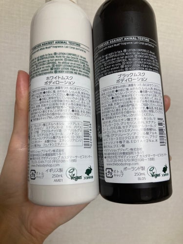 ボディショップの

ムスク系ローション2種！


同じムスクでも全然香り違います！



THE BODY SHOP

ホワイトムスク ボディローション

ブラックムスク ボディローション



🔻公式より　ホワイトムスク

清らかで華やかな清潔感あふれる香りと、ウッディな奥行きのあるムスクの香りをふんわりと肌に残すライトなテクスチャーのボディローション。保湿成分シアバター・ババスオイル配合で、肌にすっと浸透し、うるおいに満ちたしなやかな肌に仕上げます。

やわらかくホワイトムスクの香りが続き、フレグランスを使用しない方にもおすすめです。

強さと安らぎをもたらし、使う人の魅力を高め、自信をもたせてくれる香りです。



🔻公式より　ブラックムスク

深いムスクの温かみのある香りをふんわりと肌に残すボディローション。ムスクをベースに、ベルガモットやピンクペッパーのアクセントと、イランイランやバニラの甘さがやわらかに香ります。

保湿成分シアバター・ババスオイル・ブラジルナッツオイル配合のシルキーなテクスチャーで肌にするする馴染み、うるおいに満ちたしなやかな肌に仕上げます。

ほのかなブラックムスクの香りが続き、フレグランスを使用しない方にもおすすめです。



個人的にはブルームスクの香りが大好きすぎるので

ブルームスクのボディローション出してほしいですw


の画像 その1