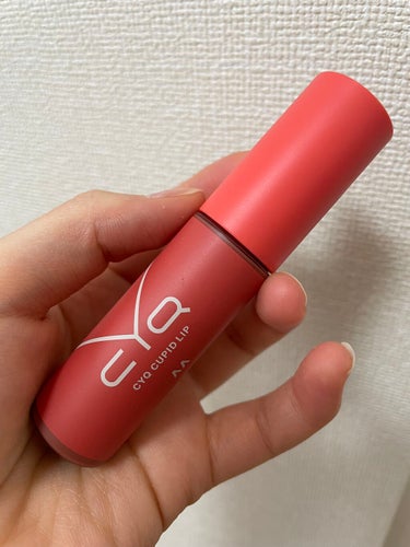 CYQ キューピッドリップ

💄01メロニアブラウン



提供で頂きました👶🏻

こちらのリップのコンセプトが

"リップだけで人中短縮メイク"

ということなので、普段から鼻の下にシェーディング入れて人中短縮頑張っている私からしたら嬉しいです🤣

チップはかなり太めでしっかりしていて唇の山には塗りやすいですが、細かいところは塗りにくい印象です🥹💧💧💧


色味を4枚目に載せていますが、実際の色味はもっとベージュがかったブラウンで写真よりももう少しナチュラルです😌

かなりベタっと付くので、チップをふちでしごいてしごいて薄く塗っていくのがいいのかな、と思いました🥱🥱


色のもちに関してはあまり良くないです。
ティッシュオフだと全て消えるわけではありませんが、だいぶ色味は消えてしまいます🫠

リップがシワに入り込んでいく感じもありました🥱


#CYQ #提供_lips  #提供_CYQの画像 その1