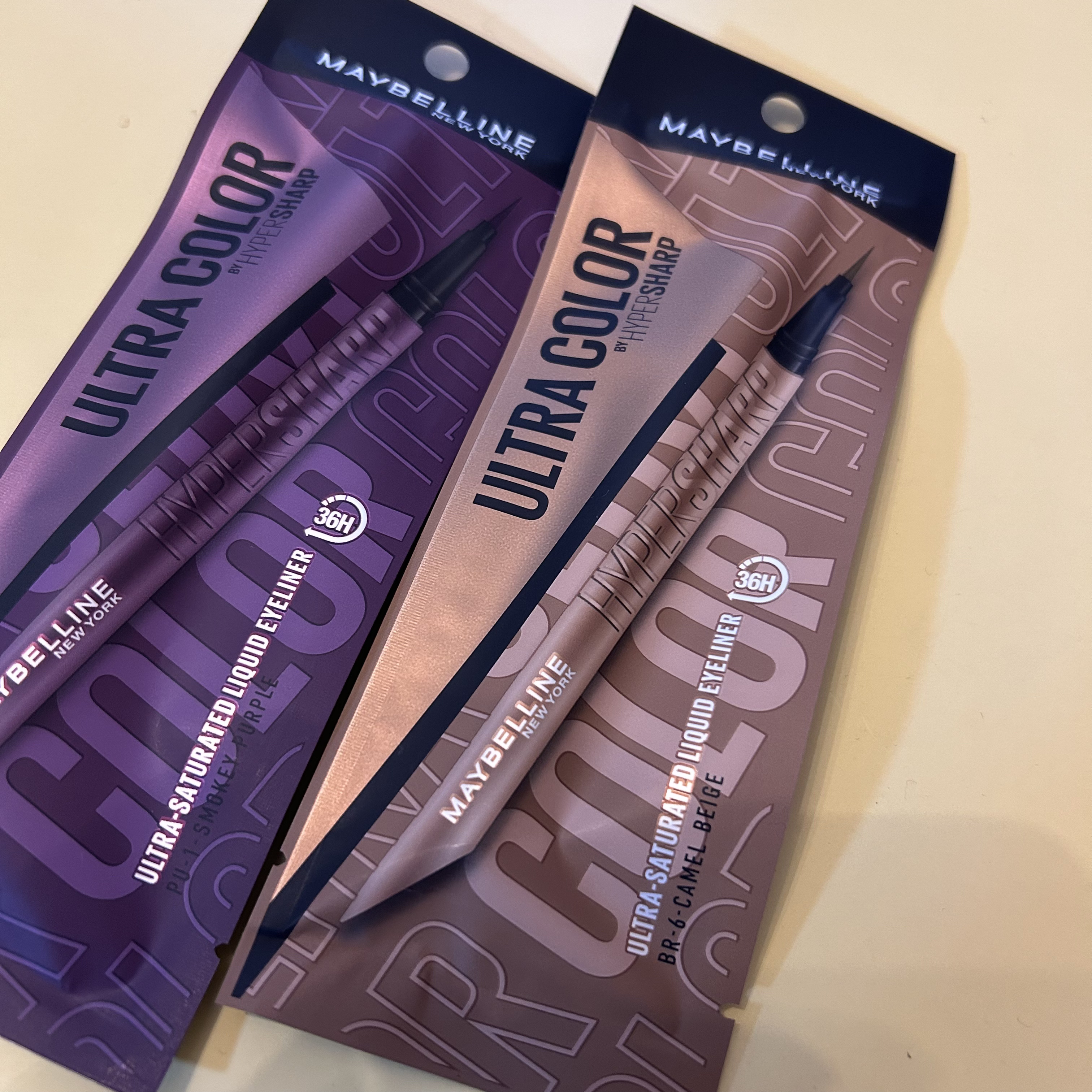 かわいいー！いろ！
ほんとキャラメルみたいでちょー気に入った！
ナチュラルメイクに合います！
目尻だけに色を足してもグッドです！

ちょっと玉になるのが気になるけど、描き心地もいいし
カチカチ鳴るのもかわいい笑

パープルは、濃いめだからギ