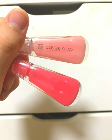 

Lip 38℃
フローフシのリップトリートメント💋

+3℃をつかってたのですが、
だんだん壁が見えてきたので2代目として+1℃を買ってみました〜

+3℃は2枚目の写真の下側で、抜け感のある赤色で