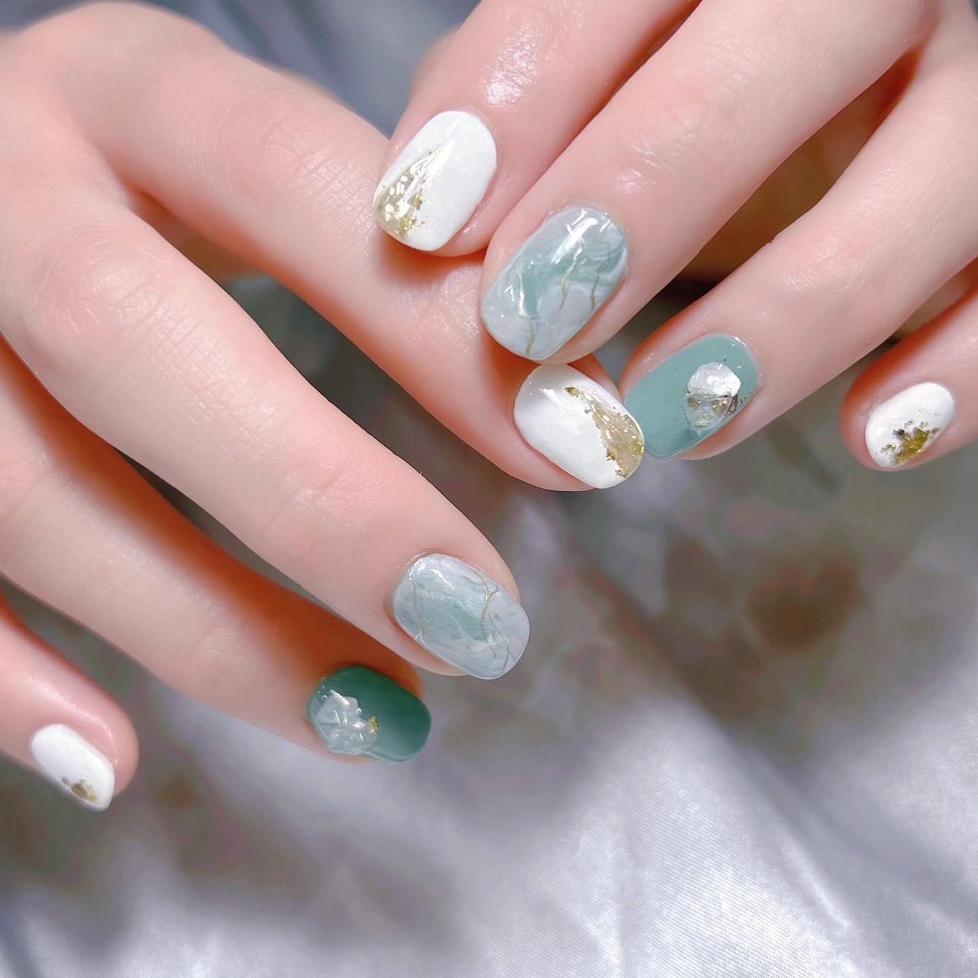 なかやまちえこ on LIPS 「緑の大理石ネイル💅⠀⠀福原綾香さん⠀デザインのイメージはお伝え..」(2枚目)