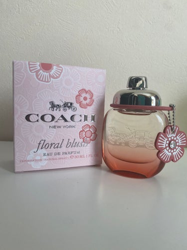 今回はCOACHの香水のフローラル ブラッシュ オー ド パルファムを紹介したいと思います！

香水っぽい香水が欲しくて買ってみました！笑

香りはさわやかというよりは甘い匂いに近いです
でもきつい甘め