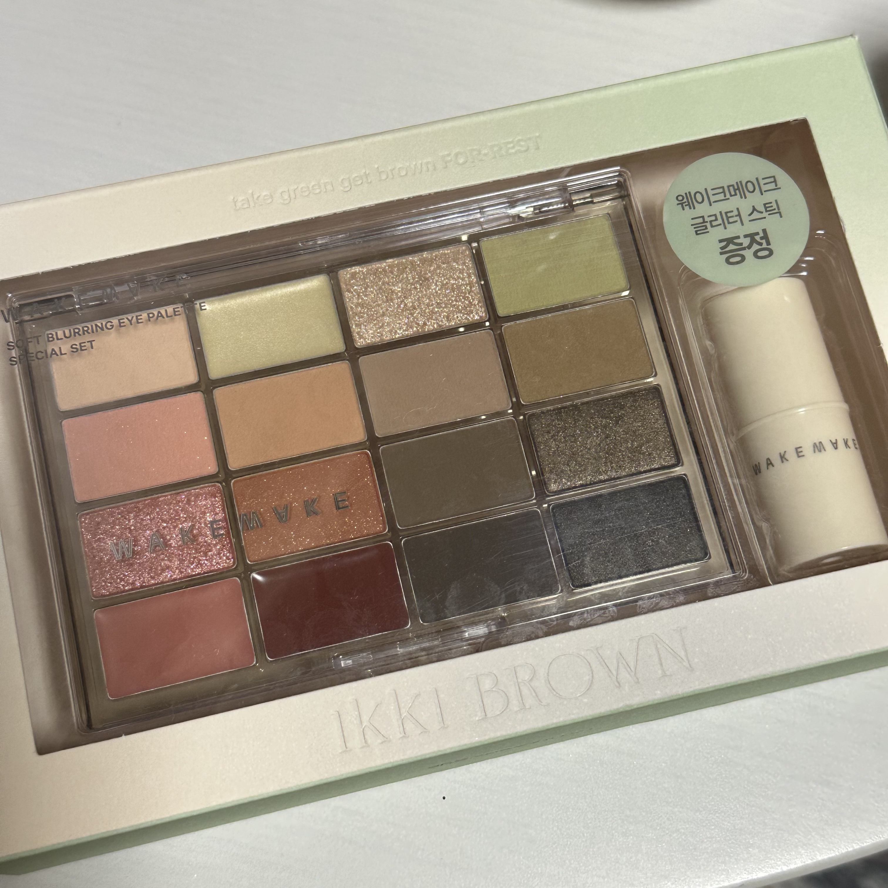 ソフトブラーリングアイパレット/wakemake/アイシャドウパレットを使ったクチコミ（2枚目）