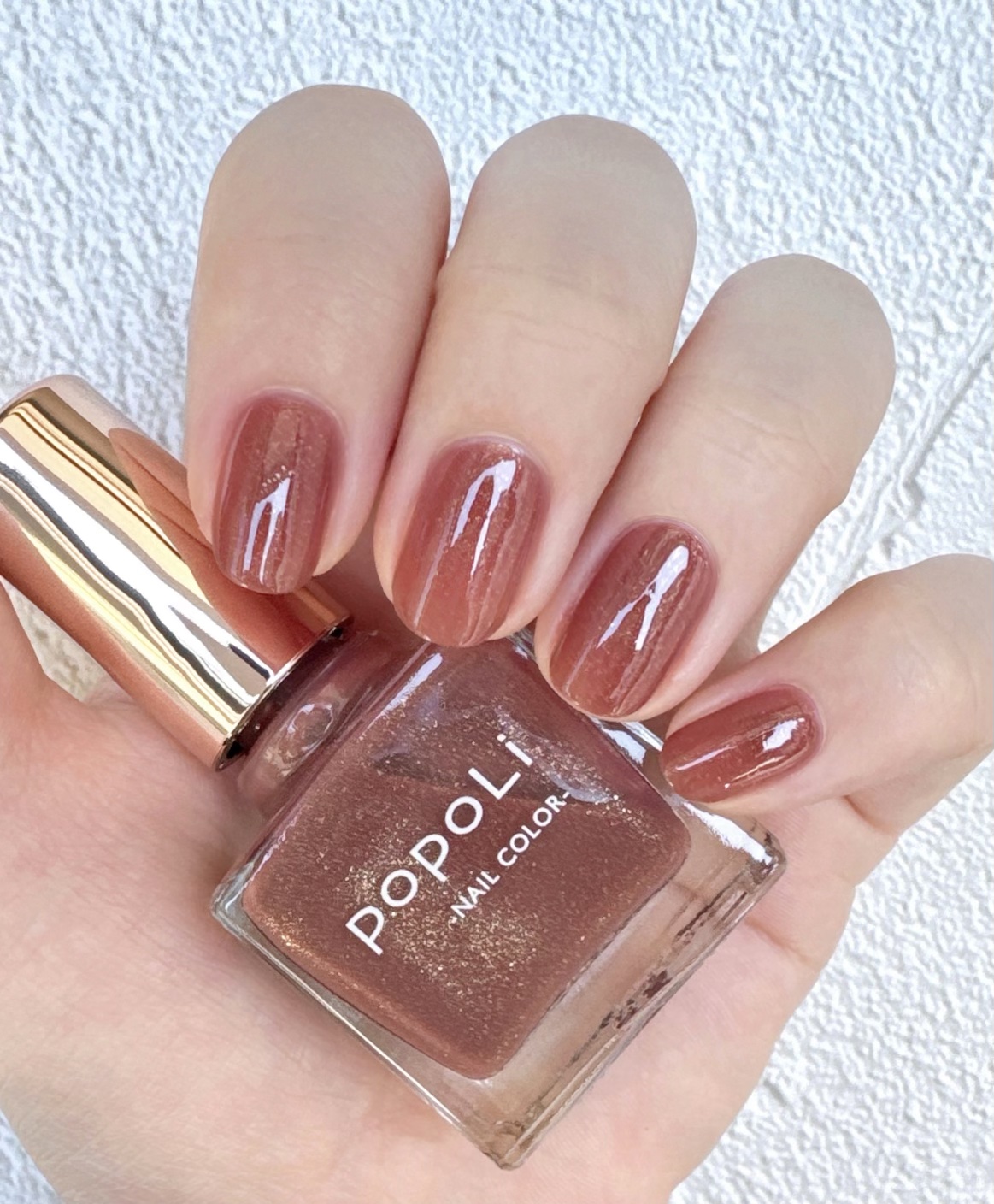 popoLi / yarn ball

秋にぴったりの温かみのあるブラウンレッド。

深すぎない柔らかめのブラウンなので、季節を問わず使いやすそうです。

イエローゴールドのラメ入りで、光が当たる場面では華やかな印象に。

特にオレンジ系の