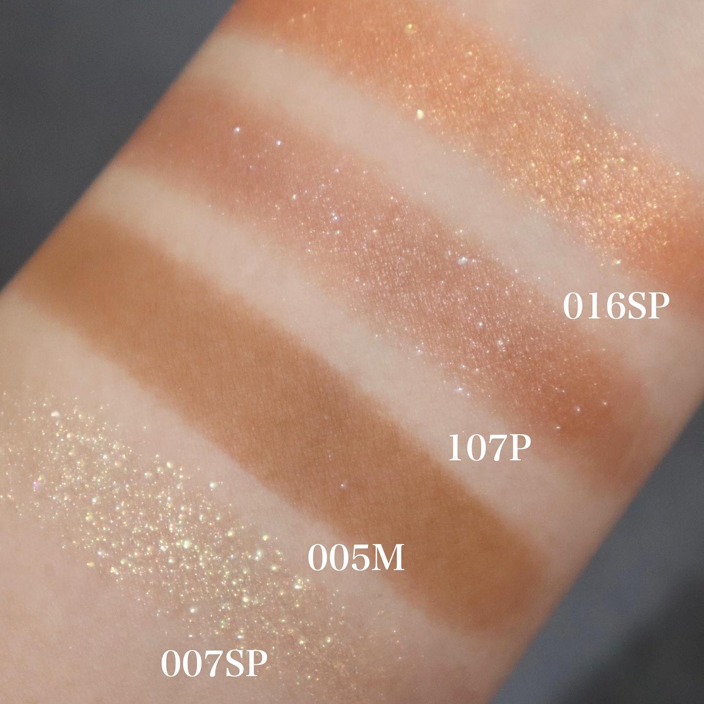 アディクション ザ アイシャドウ スパークル/ADDICTION/単色アイシャドウを使ったクチコミ（2枚目）