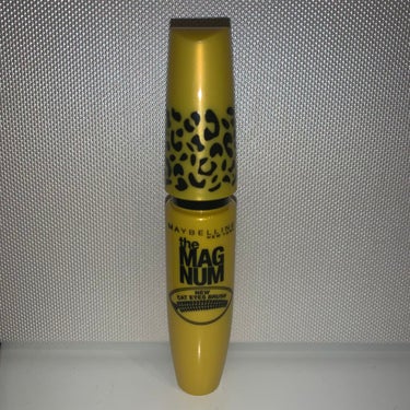 MAYBELLINE NEW YORK ボリューム エクスプレス マグナム キャット アイズ ウォータープルーフ マスカラのクチコミ「
ボリューム、カール、キープ
３つとも揃ってて完璧な睫毛に！！

正直ダマになりやすいのが本音.....」（1枚目）