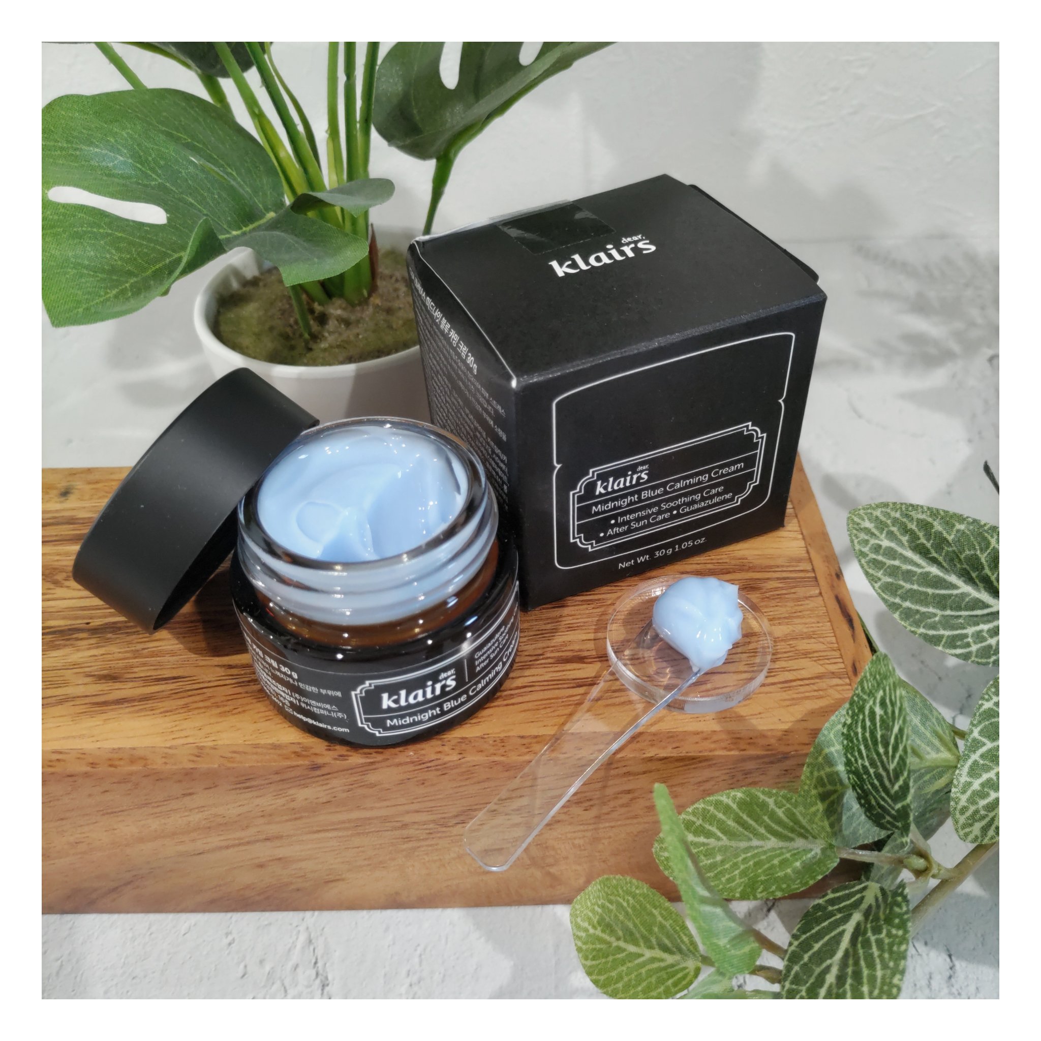 ❁ミッドナイトブルーカーミングクリーム❁30ml❁をお試しさせて頂きましたので感想を😌💭
 
見た目も綺麗なブルーが涼しげ🎐
このブルーは自然由来原料のグアイアズレンの本来の色みだそう💙

まだまだ日焼けが気になるこの時期☀
ツボク