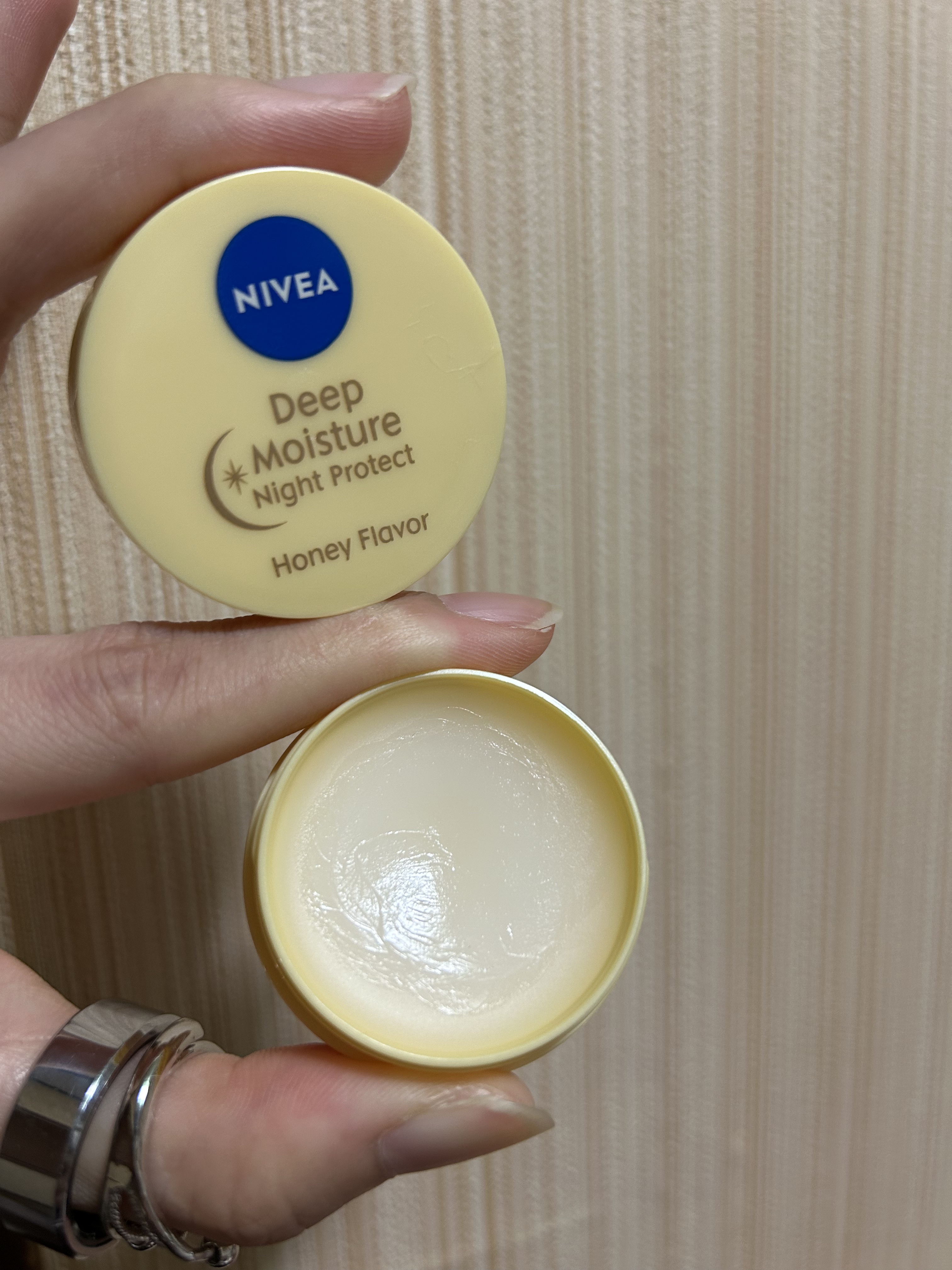 ディープモイスチャーナイトプロテクト はちみつの香り/ニベア/リップマスクを使ったクチコミ（1枚目）