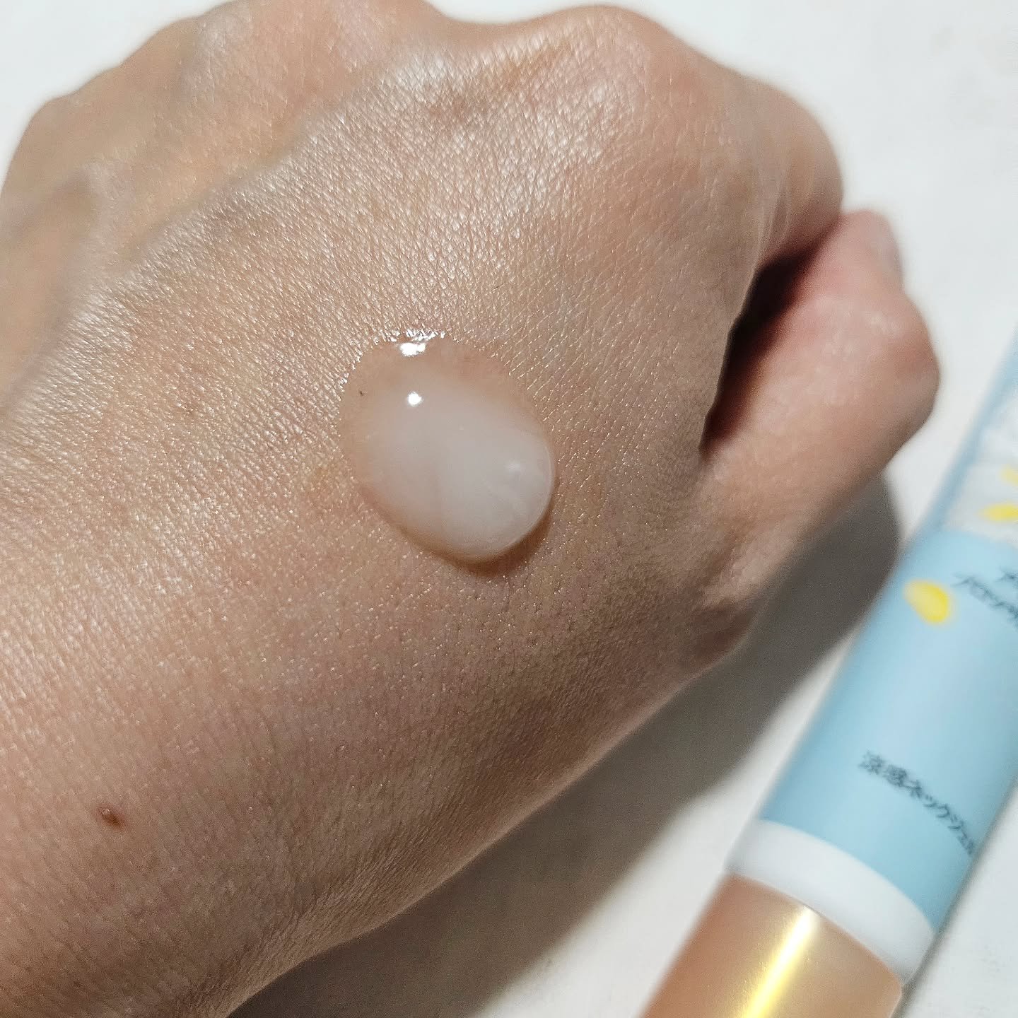 8x4 アロマスイッチ 涼感ネックジェル アイランドブロッサムの香り/８ｘ４/デオドラント・制汗剤を使ったクチコミ（2枚目）