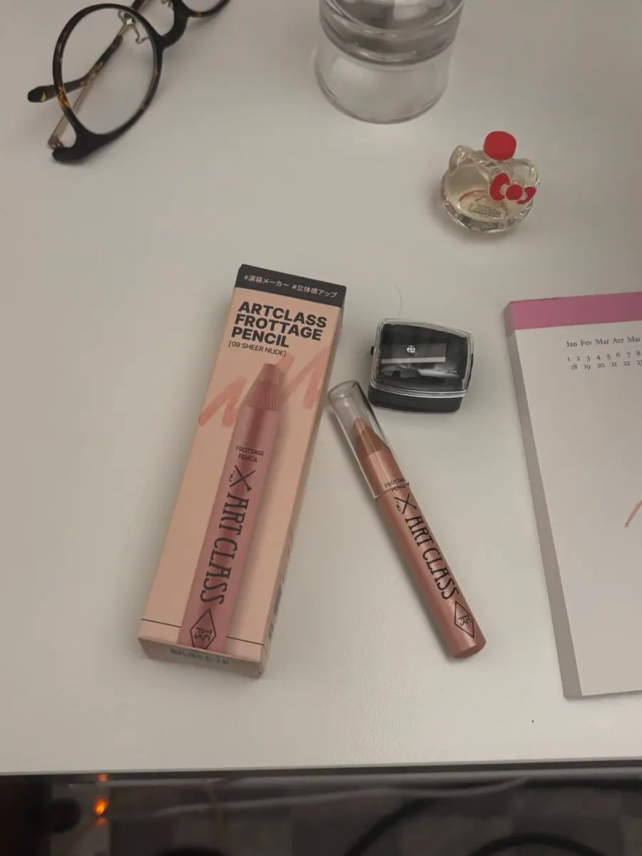 too cool for school のフロッタージュペンシル#09 シアーヌード⭐︎白すぎずピンク味も入ってるからめちゃくちゃ自然に馴染む！🐰