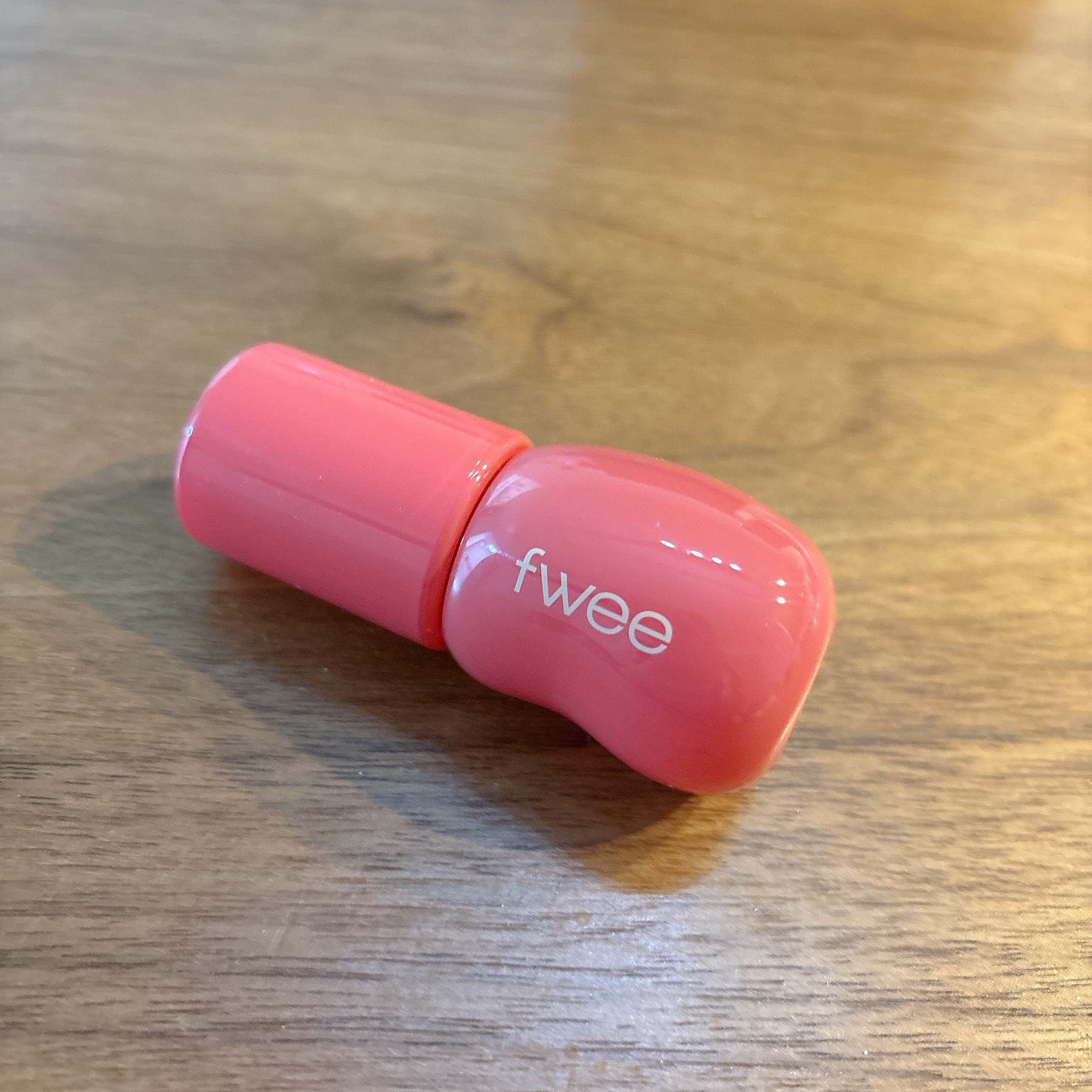 fwee　3Dボリューミンググロス
B02　ソルベ 70%


友人がfweeにハマっていて、見た目も可愛くて気になっていたので購入🫶🏻
グロスですが1本でしっかり色ものせたかったのでソルベ 70%に✨

グロス自体がかなりどろっとした