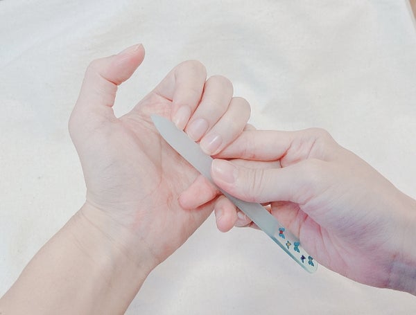 爪ヤスリで爪を削っている手