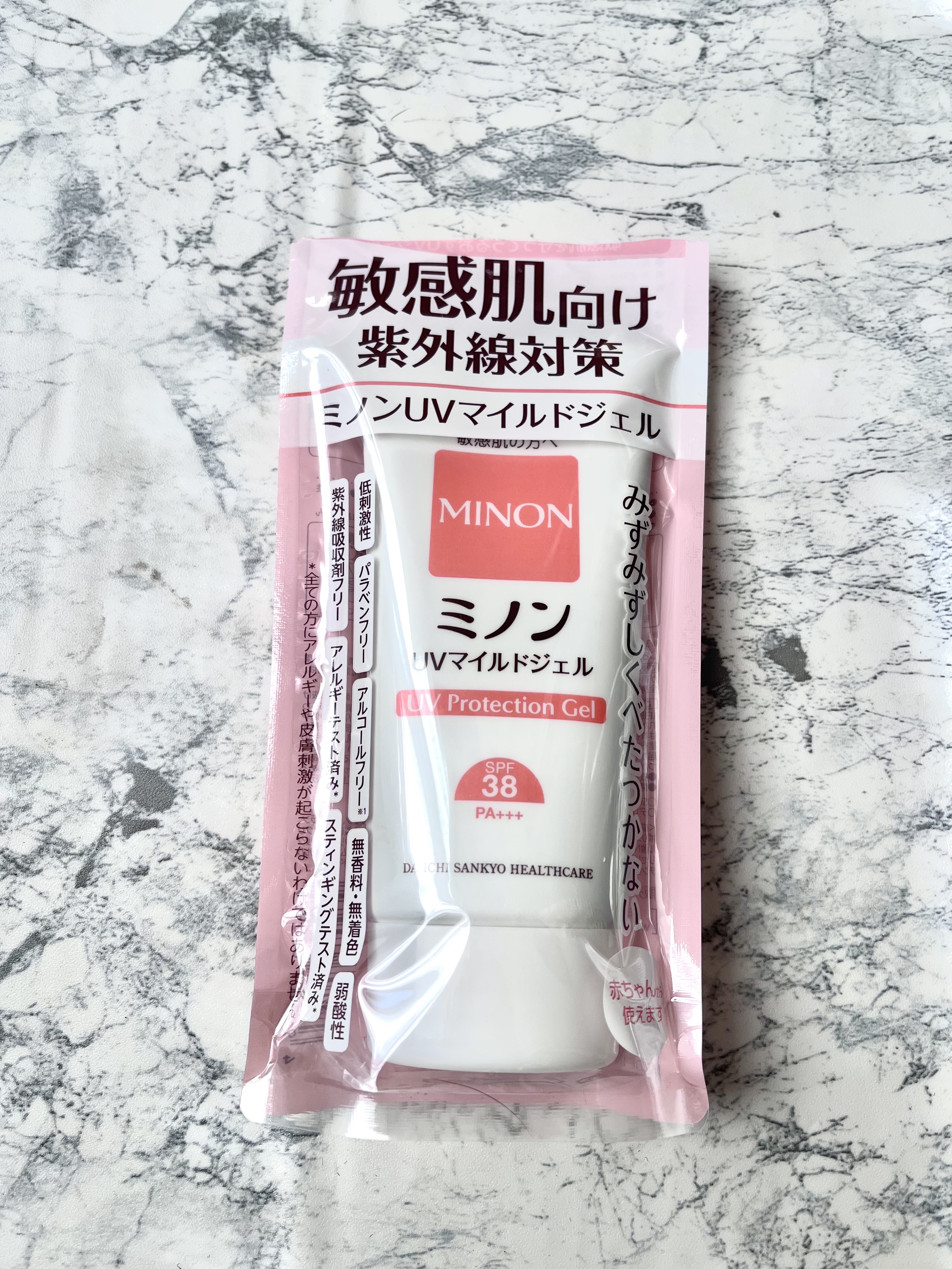 ミノンから製品の提供をいただきました。

**製品名**: ミノンUVマイルドジェル  

**容量/価格**: 70g / 1,870円（税込）  

先月新発売された製品です。

ジェルタイプの日焼け止めで手に取ってみると、とろりとなめ