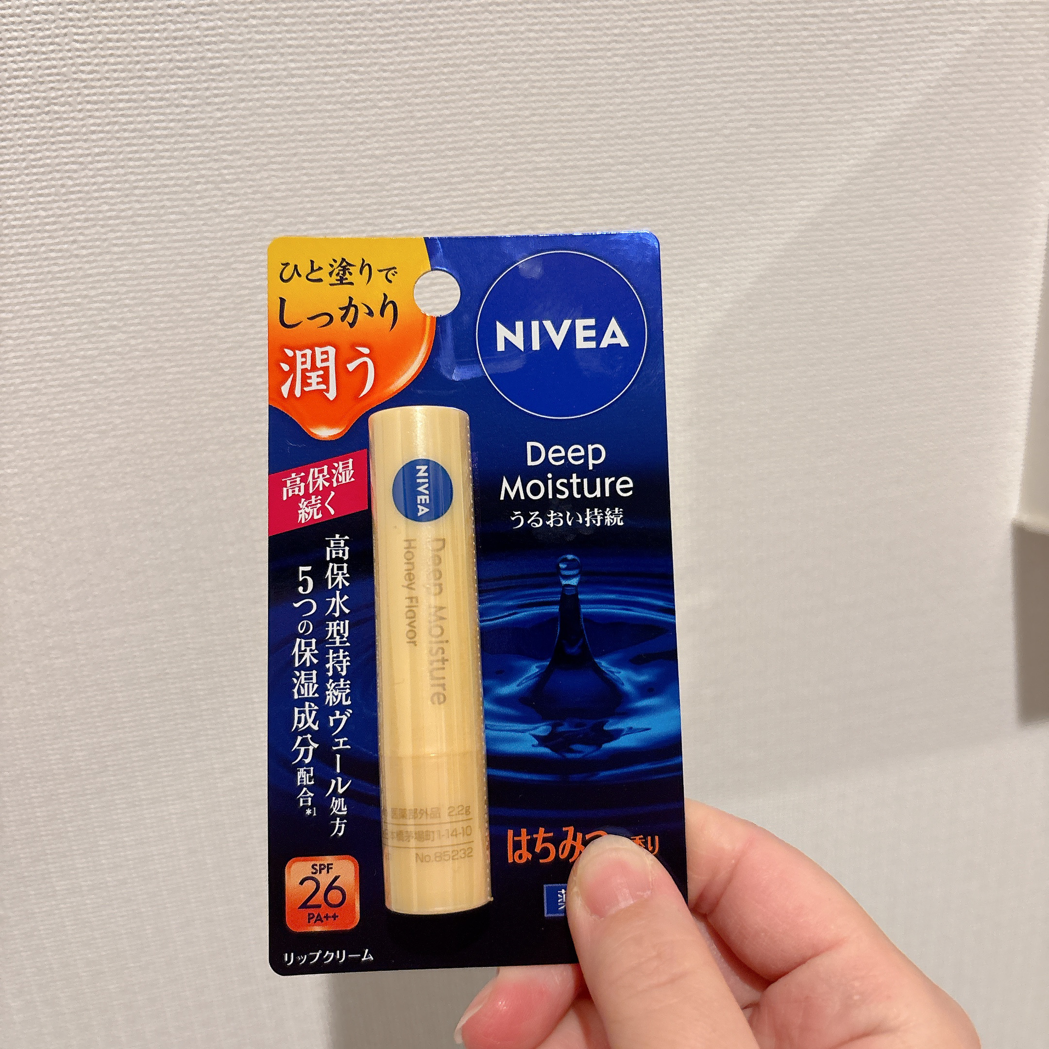 ニベア ディープモイスチャーリップ
はちみつの香り


唇の乾燥が気になり購入🫶🏻
1度使ったことがあったので使い心地に不安なく買いました🫡

安定と信頼のニベア ✨
はちみつの香りです🐝
ほのかに甘い香りで、ハチミツの香りが好きな
