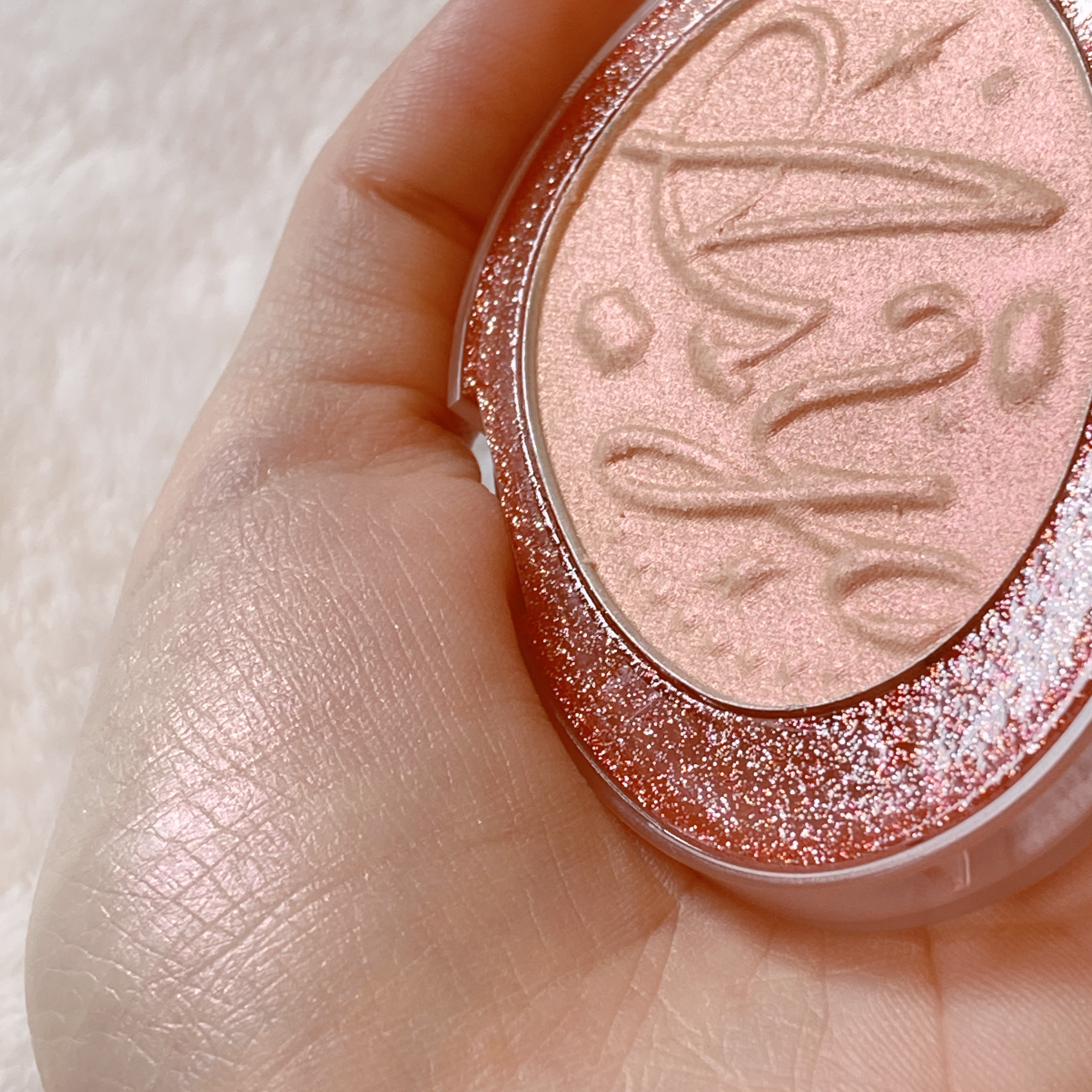 フィー グリッツストーンハイライター HL08 ウィッシュムーン/fwee/パウダーハイライトを使ったクチコミ（3枚目）