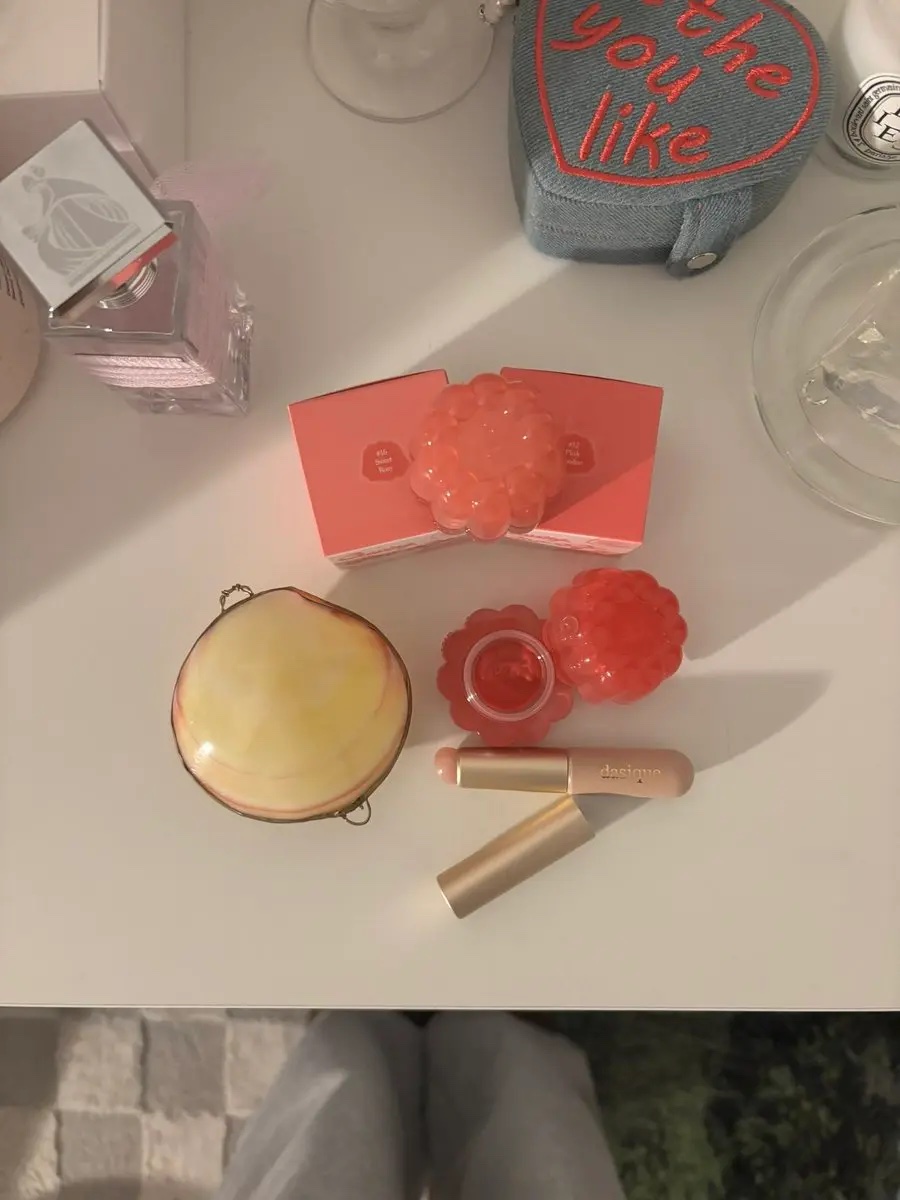 本物のゼリーみたいなデイジークのチューインググロウポット🍓
ベタつかなくてしっとり
ほのかなツヤ感で透明感、血色感アップ❤️




#デイジーク #チューインググロウポット