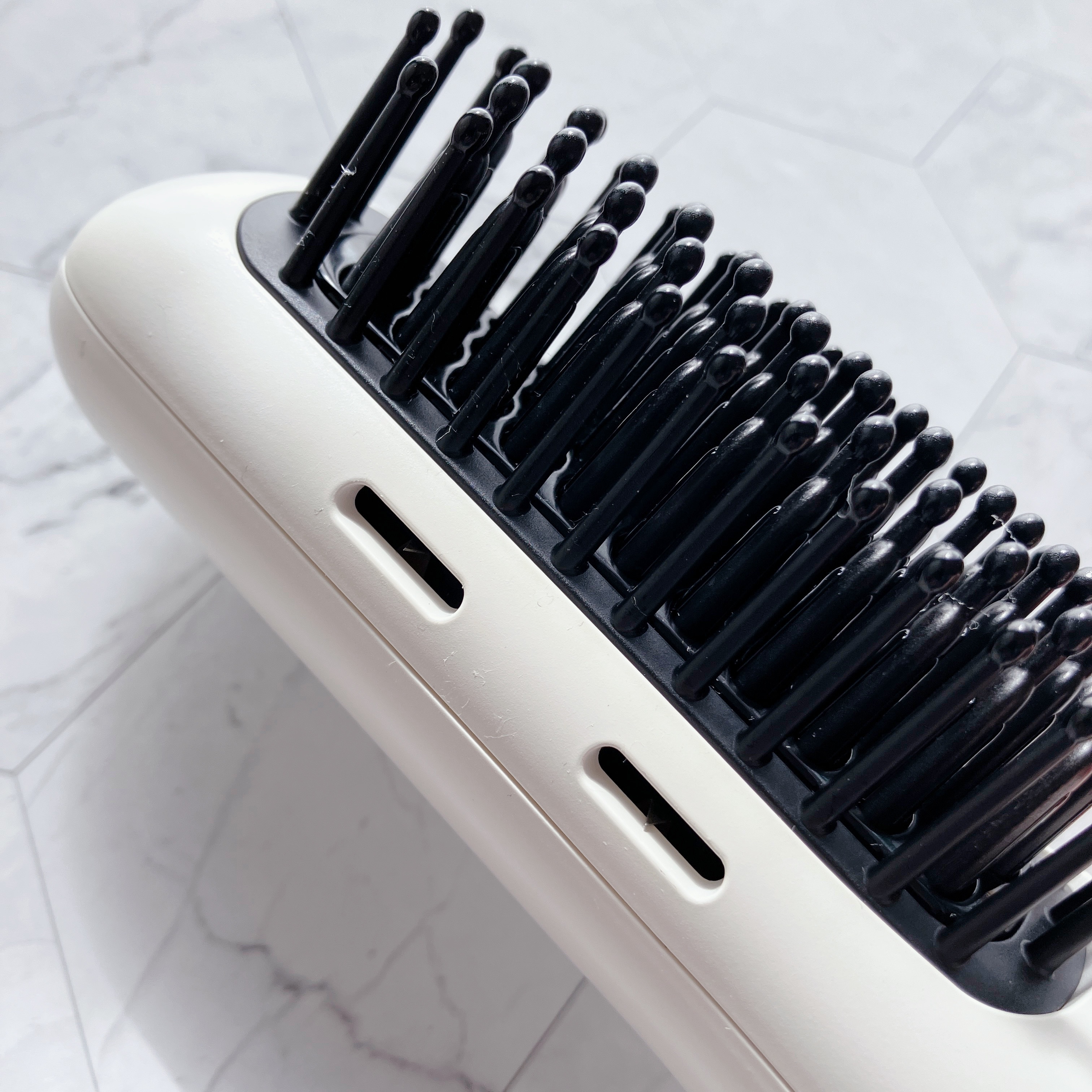 充電式 スタイリング ヒーターブラシ SMHB-049-WH/FESTINO/ヒートブラシを使ったクチコミ（2枚目）