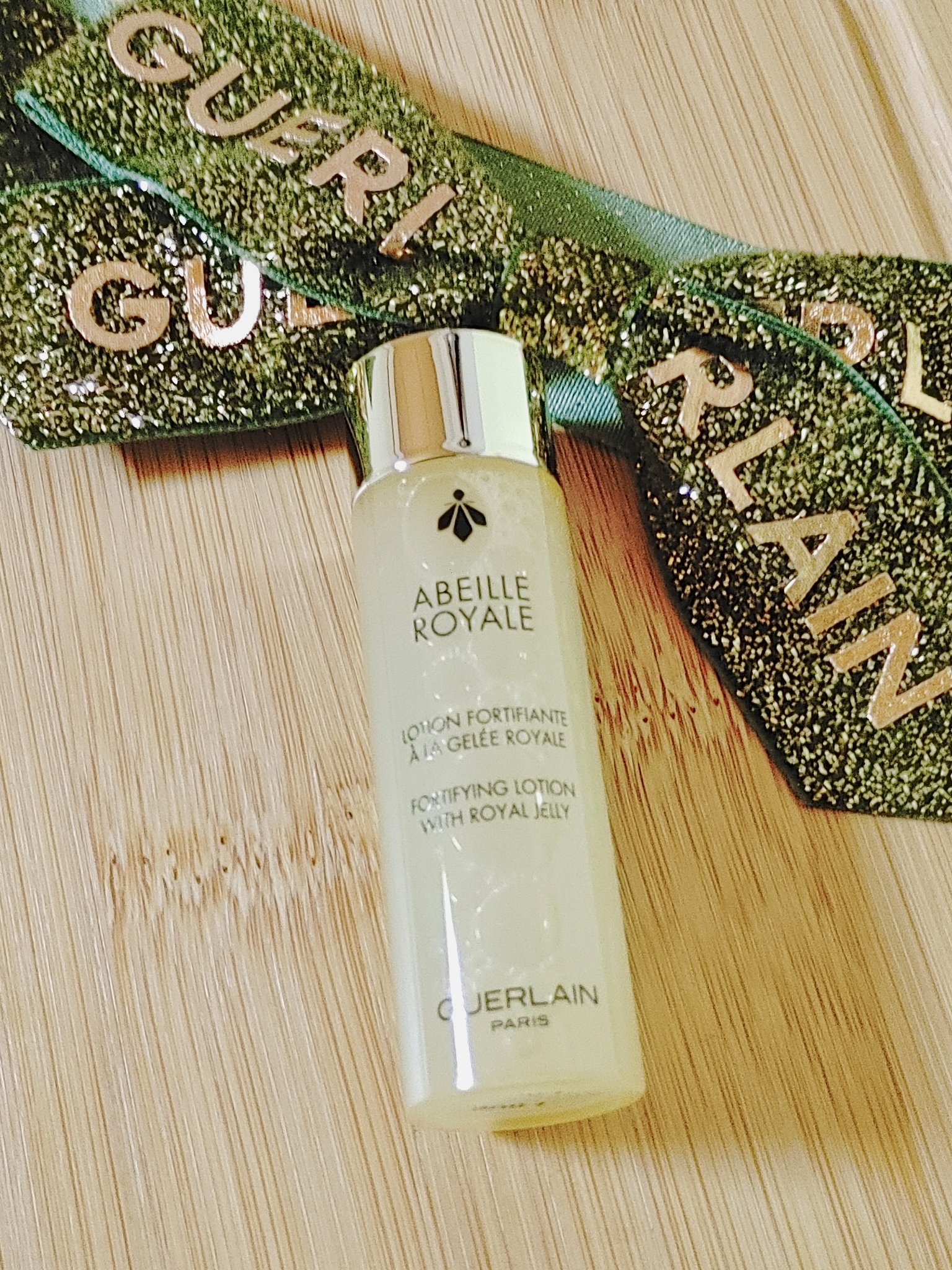 GUERLAIN　アベイユ ロイヤル フォーティファイング ローション　15ml

トロリとした肌なじみのよい化粧水。✨

香りは
結構甘い香りだけれど
そんなに気になりませんでした。

使っているだけで
お肌がピカピカになる感じがします。