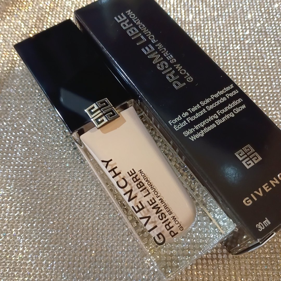 プリズム･リーブル･グロウ･セラム･ ファンデーション 0.5C/GIVENCHY/リキッドファンデーションを使ったクチコミ（1枚目）
