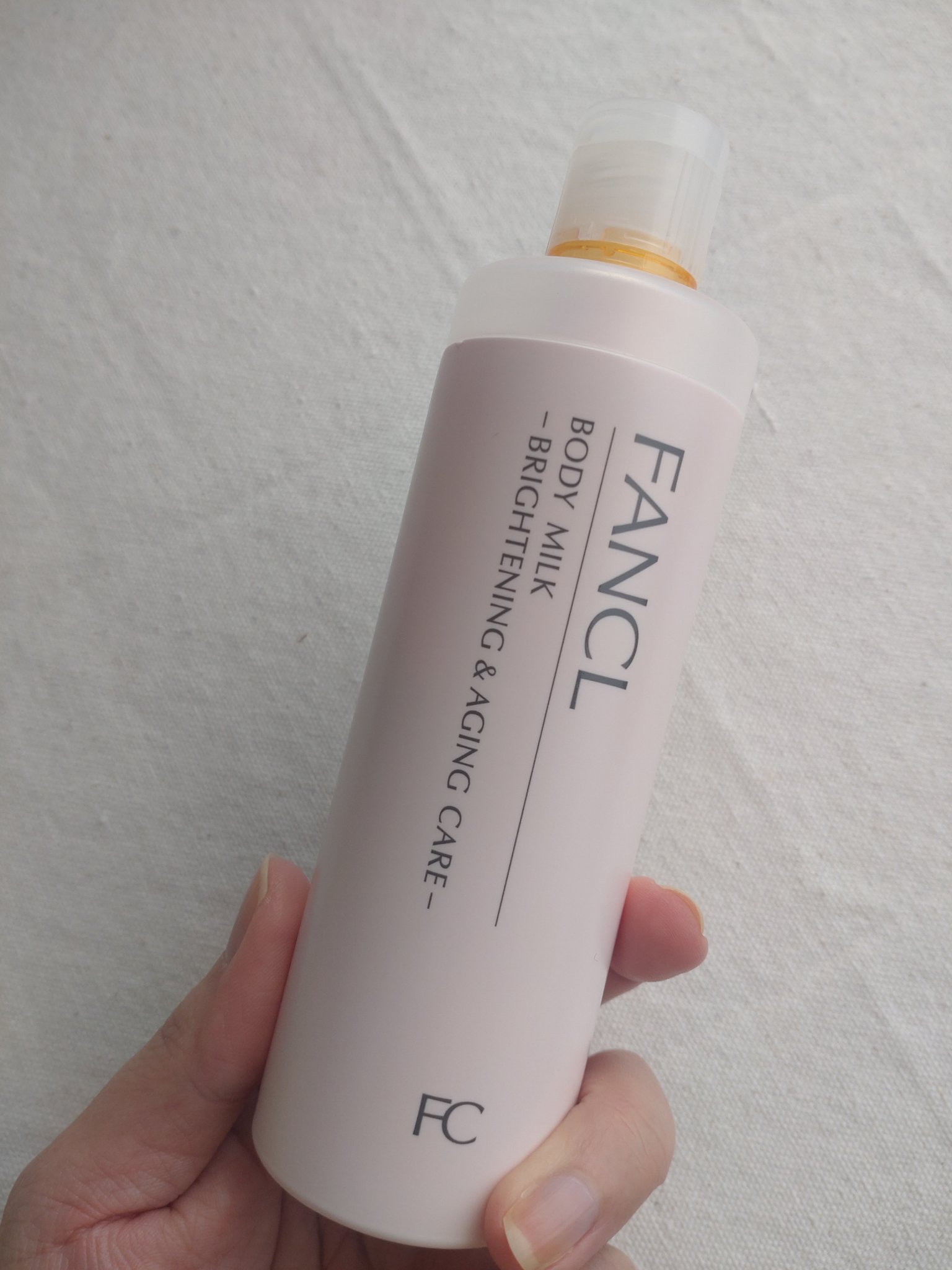 ファンケル
ボディミルク ブライトニング＆エイジングケア

────────────

伸びのいいテクスチャーで、肌に馴染ませやすい◎

ベタつかずに保湿感もちょうど良くて、好きな使用感でした！

無香料なので幅広くいろんな人が使いやすいと