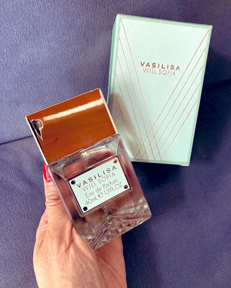 フィッツコーポレーションさまから『ヴァシリーサウィルソフィア』オードパルファムいただきました🤭　

レディライクなフリージアカカオの香りで大人っぽい✨

TOP：ベルガモット、レモン、ペア
MIDDLE：ローズ、フリージア、ジャスミン
L